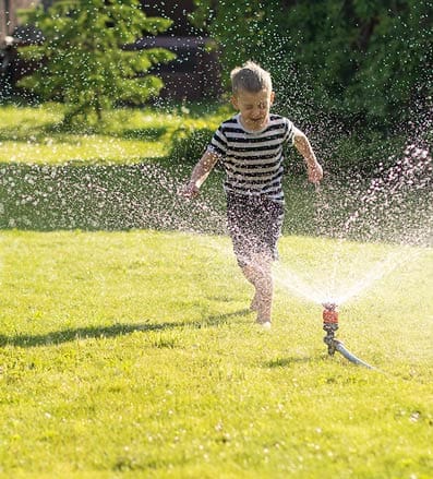 gras besproeien - gewoon groen gras