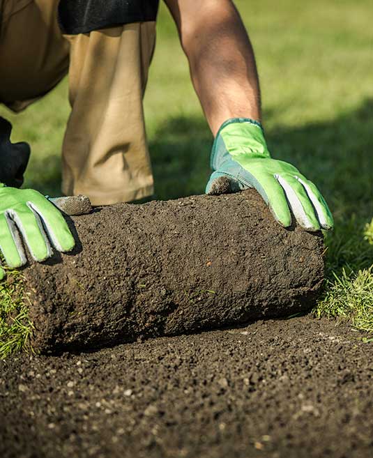 Stapel graszoden, graszoden leggen dat kunt u makkelijk zelf